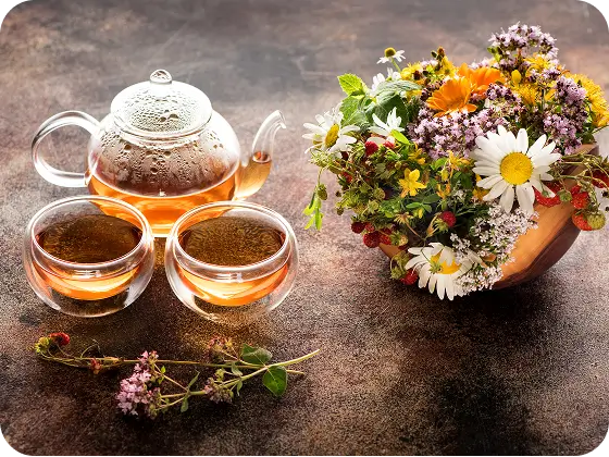 Šopek zelišč, čajnik in dve skodelici čaja